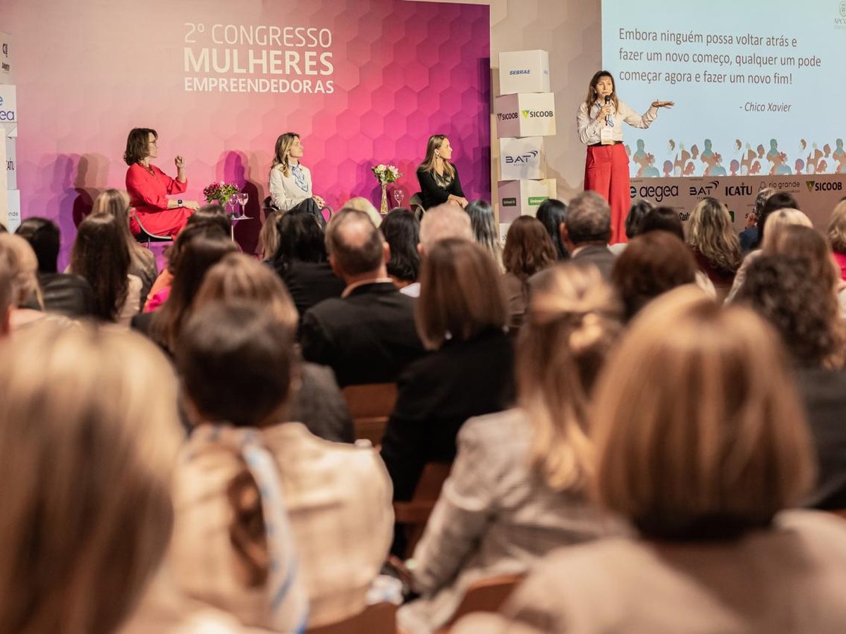 Painel do 2º Congresso Mulheres Empreendedoras, com o auditório lotado