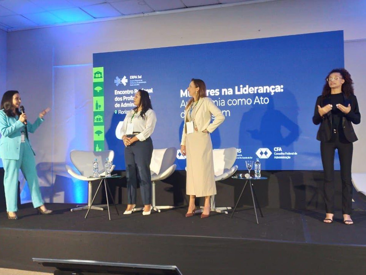 Painel “Mulheres na Liderança” no Encontro Regional dos Profissionais de Administração, com intérprete de Libras